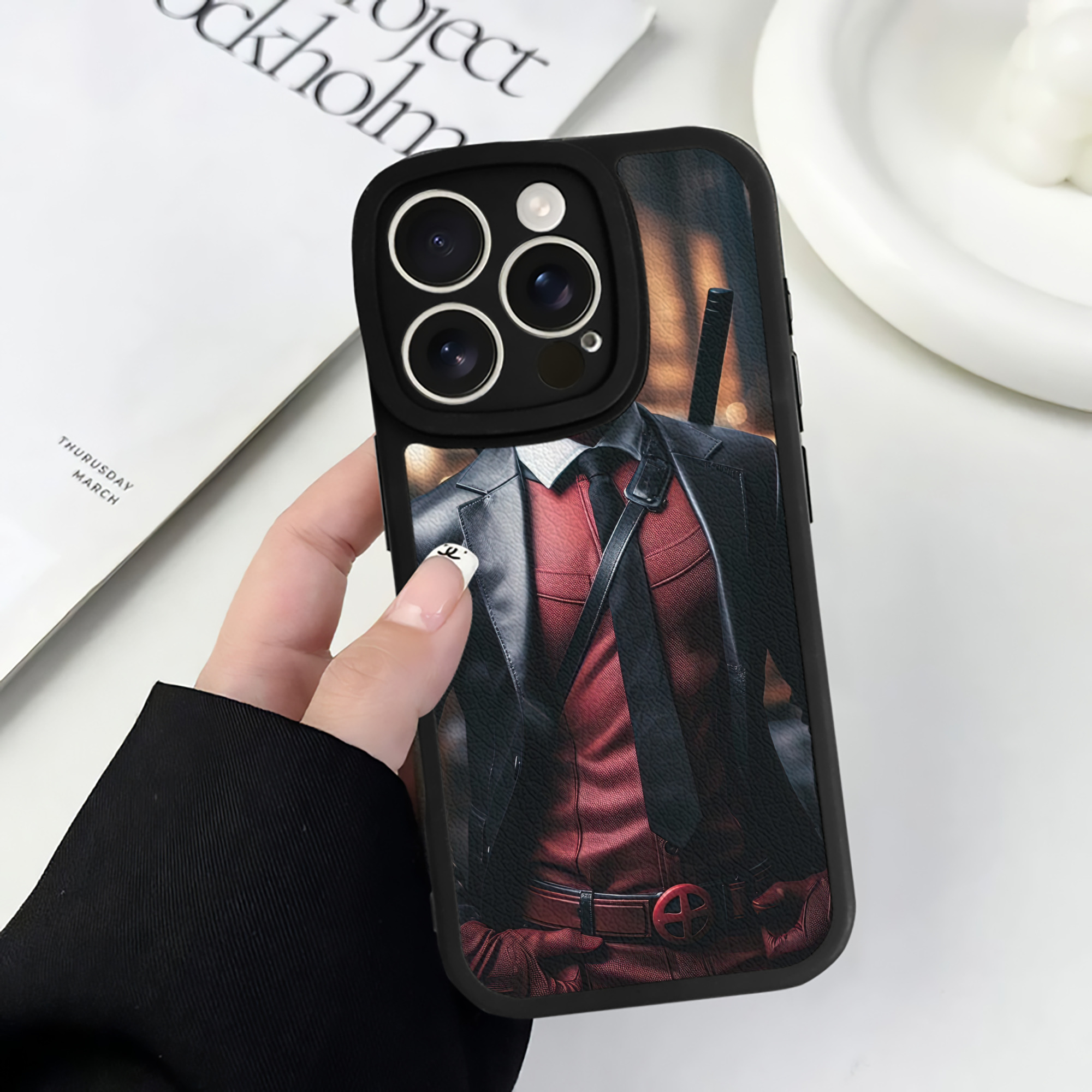 （画像用） Deadpool デッドプール 【iPhone 16シリーズ対応】シリコンスマホケース（レザー調） 材質：シリコン